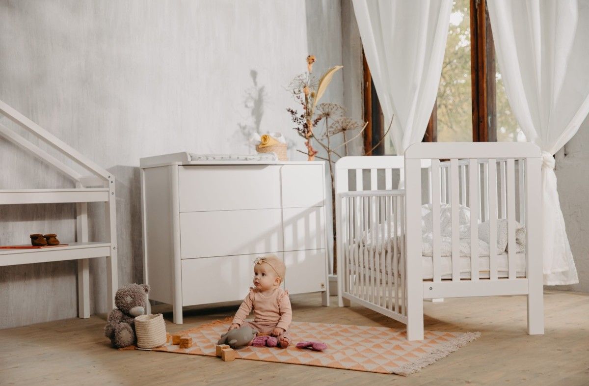  WHITE YappyLull baby cot and YappyClassic dresser