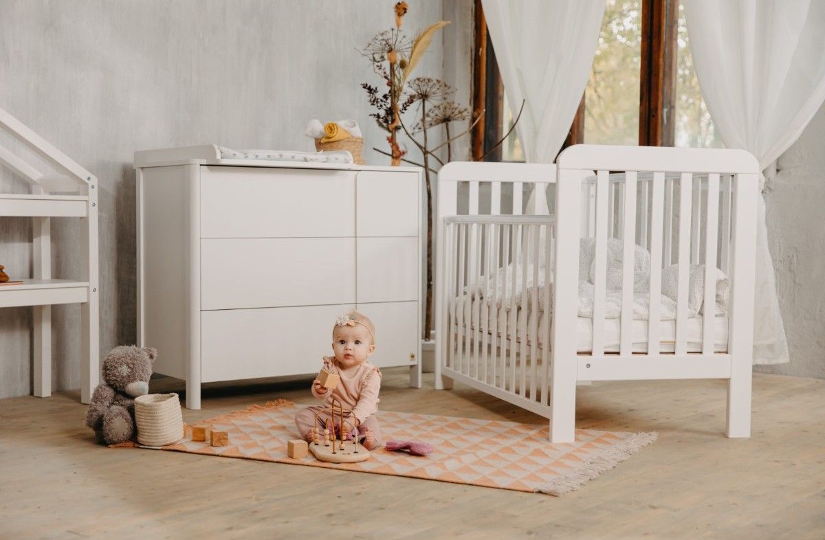  WHITE YappyLull baby cot and YappyClassic dresser